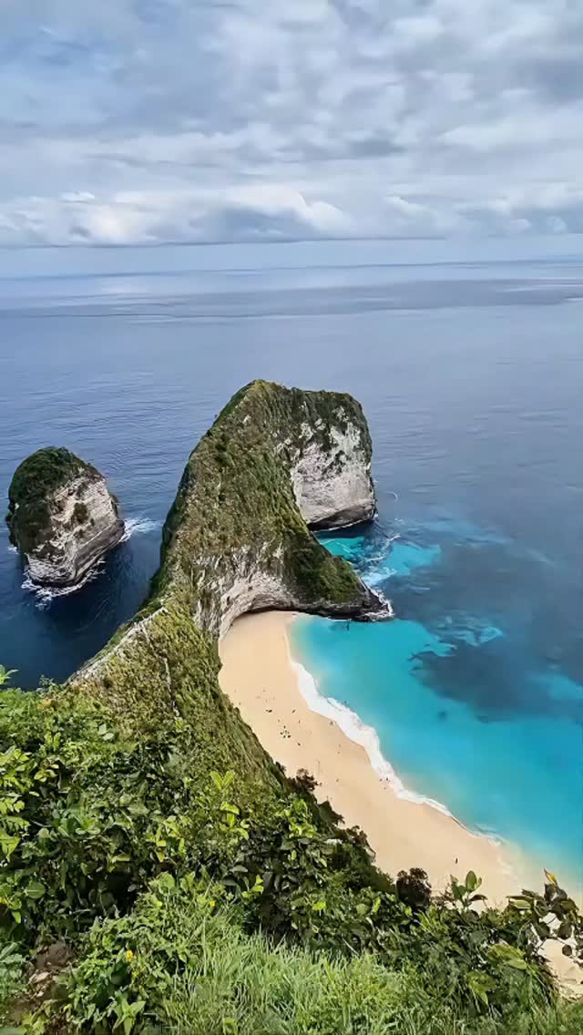 On ne voyage pas pour voir des lieux ou cocher des endroits sur une carte.🗺️
On voyage pour ressentir.🙏
Pour être surpris par ce qu’on n’attendait pas.
Pour perdre nos repères, nos habitudes, nos “il faut” et "il faudrait"...
On voyage pour se laisser traverser.
Pour se découvrir autrement, dans un autre cadre, une autre lumière, en faisant de très belles rencontres.
Et surtout…
Pour revenir changé.e
Un peu plus léger.e
Un peu plus vivant.e
Un peu plus soi. ✨
Je suis Céline, et si tu veux voyager à l'autre bout du monde, contacte-moi et je te conçois ton itinéraire sur mesure en backpacking. Envoie-moi un MP 😉
#voyage #backpacking #ctravel #travelplanner #surmesure #voyageauthentique