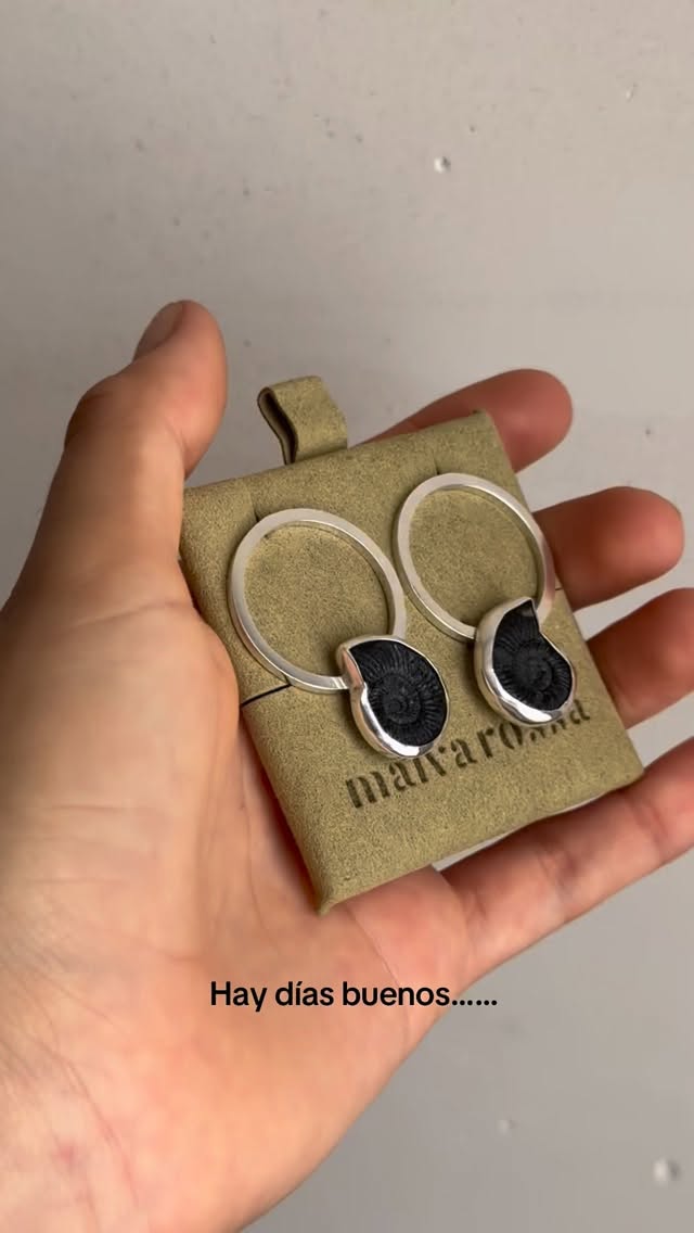 Lo que callamos las joyeras. A veces se pierda y a veces se gana pero siempre se aprende. 🖤
•
#silversmith #joyeriamexicana #amonita