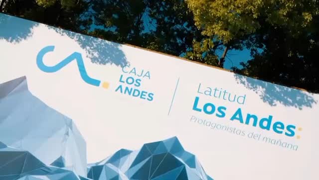 Latitud Los Andes fue la celebración anual de Caja Los Andes: una noche diseñada para reunir, homenajear y celebrar a quienes hacen posible el trabajo de la institución durante todo el año.
El evento transformó el espacio en una experiencia inmersiva inspirada en la cordillera de los Andes, combinando escenografía contemporánea, iluminación, túneles LED y ambientación en altura. Desde la acreditación hasta el ingreso al salón principal, cada etapa llevó a los asistentes por un recorrido ascendente que evocaba camino, perspectiva y sentido de propósito.
La cena estuvo acompañada de reconocimientos especiales, intervenciones artísticas y la presentación debut de Caja Lavanda, la banda formada por colaboradores tras un casting interno. La noche continuó con shows en vivo, DJ, performance y una pista llena hasta el final.
Este video resume parte de esa celebración:
una noche pensada para disfrutar, encontrarse y cerrar el año como se merece.
