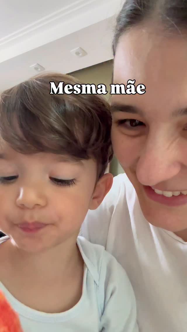 “Há um tempo para tudo debaixo dos céus.”
E eu tenho lembrado disso todos os dias.
A gente continua sendo a mesma, mesmo quando o dia não é tão bom assim.
Tem dia de mesa posta e dia de prato na mão.
Dia de casa organizada e dia de fazer só o mínimo.
Dia de riso fácil e dia de choro que ninguém vê.
Dia de estar linda e dia de só prender o cabelo do jeito que dá.
Nada disso nos diminui.
É só a vida acontecendo.
E nós, seguindo do jeito que conseguimos.
Envie para uma amiga mãe que precisa se lembrar disso.