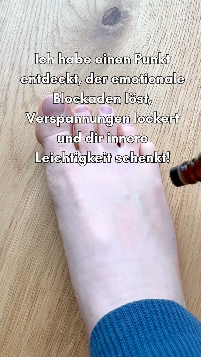 Ein Punkt, der unglaublich viel Leichtigkeit bringt ⤵️
1️⃣ Folge @mindyourchange_by_carmen,
wenn du natürliche Tools für Ruhe & Balance suchst.
2️⃣ Kommentiere „Blockade“,
wenn du die einfache Schritt-für-Schritt-Anwendung per Nachricht möchtest. 🌿
⸻
Ich habe einen Punkt am Fuss entdeckt,
der mir immer wieder hilft, innere Spannung loszulassen –
egal, ob sie körperlich oder emotional ist.
Er liegt zwischen dem 4. und 5. Zeh
in einer kleinen Vertiefung am Fussrücken.
In der TCM nennt man ihn poetisch:
„Das Tal der 1000 Tränen“ –
weil viele dort spüren, wie etwas Altes weicht.
Was viele an diesem Punkt merken:
✨ weniger Druck im Kopf
✨ mehr Weite im Brustkorb
✨ entspannter Unterleib
✨ ein ruhigeres Nervensystem
✨ dieses Gefühl von „endlich durchatmen“
Für mich ist es ein kleines Ritual geworden,
das mich jedes Mal zurück in meine Leichtigkeit bringt.
⸻
🔖 Speichere diesen Beitrag,
damit du ihn wiederfindest, wenn dich alles überrollt.
Hinweis: persönliche Erfahrung, ersetzt keine medizinische Beratung.
#ätherischeöle #tcm #frieden #loslassen #forgive