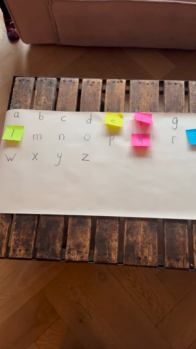 Twee Pieten op zoek naar zoveel mogelijk letters in ons huis. Wat een plezier hebben we gehad! Letters verstoppen, letters zoeken en letters herkennen. Een leuke oefening om spelenderwijs te leren!😊
#kinderfysiotherapie #kinderoefentherapie #lettersleren #fysiotherapie #oefentherapie #motorischeontwikkeling #motoriek #fijnemotoriek #kinderoefentherapeut #kinderfysiotherapeut #kinderoefentherapie_zn