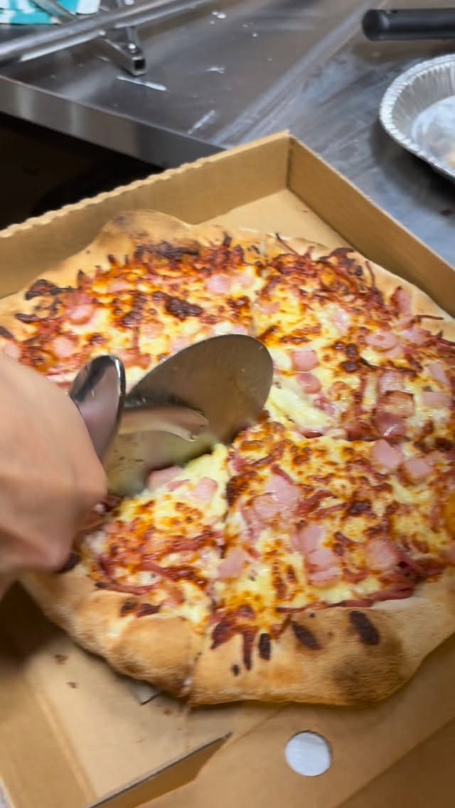 Weโre pumping out donuts & pizzas to mad tunes and good vibes! ๐ถ ๐ The weekend waits for no one โ why not come get your fix now? ๐๐ We close at 10.30pm tonight, and offer delivery to locations within 6km.
#melbournefoodscene #melbournefoodie #takeout #takeoutfood #hotmeals #pizza #pizzas #parma #parmiagiana #HSP #dinner #donut #donuts #doughnut #doughnuts #dessert #desserts #sweettreats