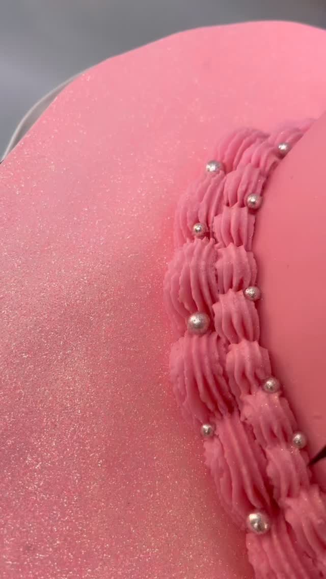 This is a trial reel it’s not even on our page.
If you see this comment “👀”
Please and thank you. Help a small buisness out 🙏🏽#birthdaycake #cake #heartcakes
0
