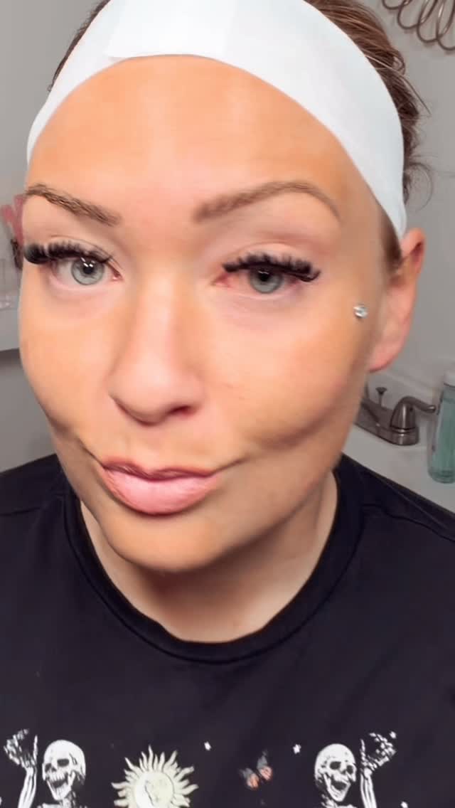 Skin has been struggling lately with the weather + being under the weather. So I took you guys with me for a brightening treatment! Microdermabrasion + a Vitamin C enzyme peel work together to exfoliate, smooth, and rehydrate dull, lackluster skin ✨🍊
#esthetician #wesleychapelfl #wesleychapelfitness #zephyrhillsfacials