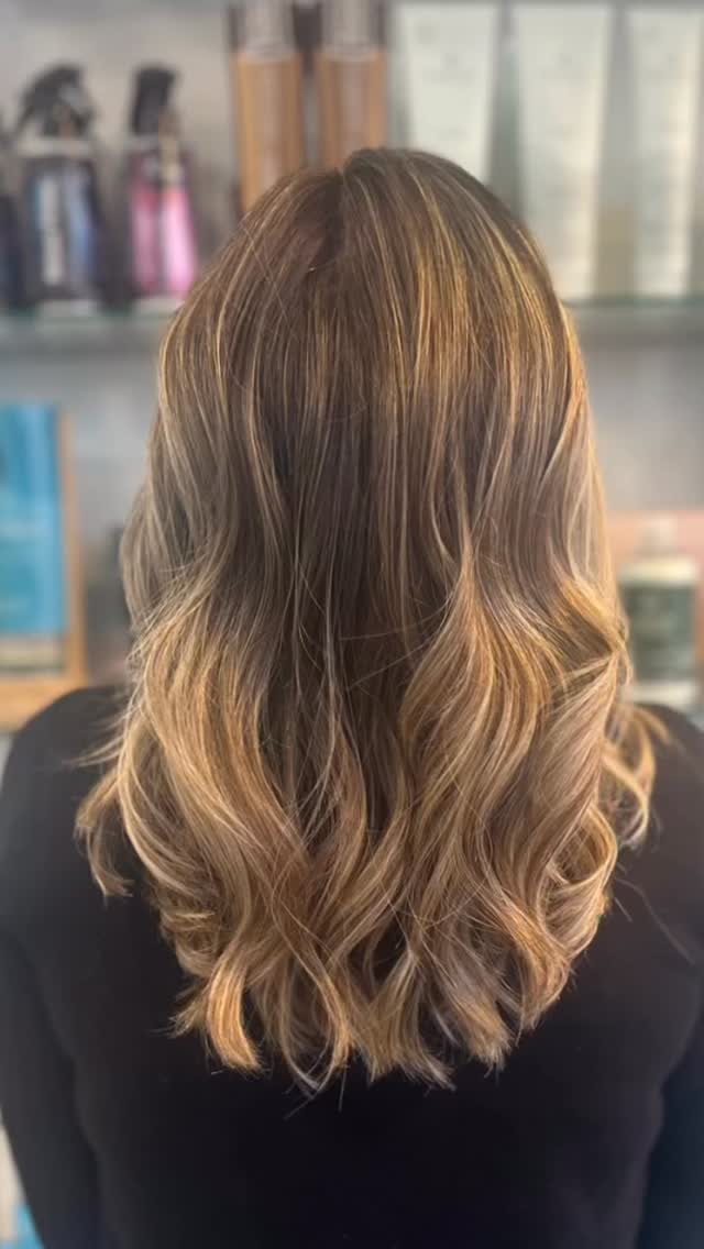 A color refresher is always great 😌 Beautiful colors 🫶
She is ready for Holiday Season 🍁 my turn! 🙋♀️
#fabioshairstudiobxv #hairstyle #doneby_dita #balayage #holidays #hairrefresh #treatyourself #selflove #fallstyle #thanksgiving
