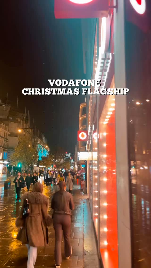 A bright and beautiful shop window for Vodafone just in time for Christmas! Installing overnight meant we got to see our mirrorball inspired Christmas trees bask in our dazzling festoon lights. Glittering gold trees and mobile phones perfectly reflect Vodafone as a beacon of business success whilst showing off some flair. We couldn’t have hoped for a better result
#stylo #vodafone #glitter #discoball #christmas #festoonlights #christmastree #bauble