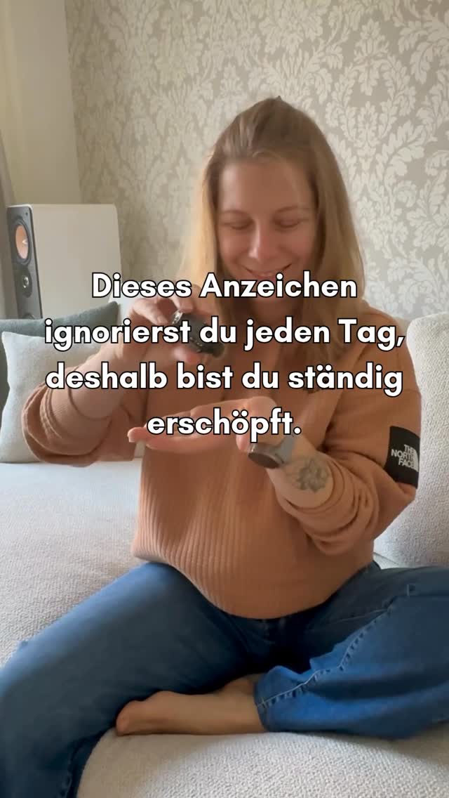Hol dir deine Energie zurück ⤵️
1️⃣ Folge @mindyourchange_by_carmen
für ehrliche Impulse zu Nervensystem, Energie & ganzheitlicher Balance.
2️⃣ Kommentiere „Energie“,
und ich schicke dir meine einfache Routine, die spürbar mehr Energie gibt. 🌿
Wir reden uns gerne ein: „Das geht schon vorbei…“
Doch wenn du dich dauerhaft kraftlos, überreizt und antriebslos fühlst,
dann ist das kein Zufall – das ist ein klares Signal deines Körpers.
Und die Ursachen?
Oft näher, als wir denken:
❌ zu wenig trinken
❌ dauerhafter Stress
❌ ungesunde Routinen
❌ fehlende Nährstoffe
❌ keine Pausen fürs Nervensystem
Dein Körper ruft – höre hin.
✨ 3 einfache Schritte für neue Energie & innere Ruhe:
1️⃣ Zitronenwasser am Morgen
Ein 1-2 Tropfen Zitrusöl im Wasser → leichter Detox-Effekt, frischer Start, klarer Kopf. 🍋
2️⃣ Essentielle Nährstoffe – täglich
VMG+ (Vitamine,Mineralien und Greens), EOmega+ (Omega 3 = gesunde Fette) & PB Assist (Darmflora)
→ dein Fundament für Energie, Hormone, Fokus & Stressregulation.
3️⃣ 10 Minuten Natur
Ein kurzer Spaziergang senkt nachweislich Cortisol, bringt Sauerstoff rein
und holt dich sofort aus dem mentalen Overload. 🌿
🔖 Speichere diesen Beitrag,
für den Tag, an dem alles wieder zu viel wird.