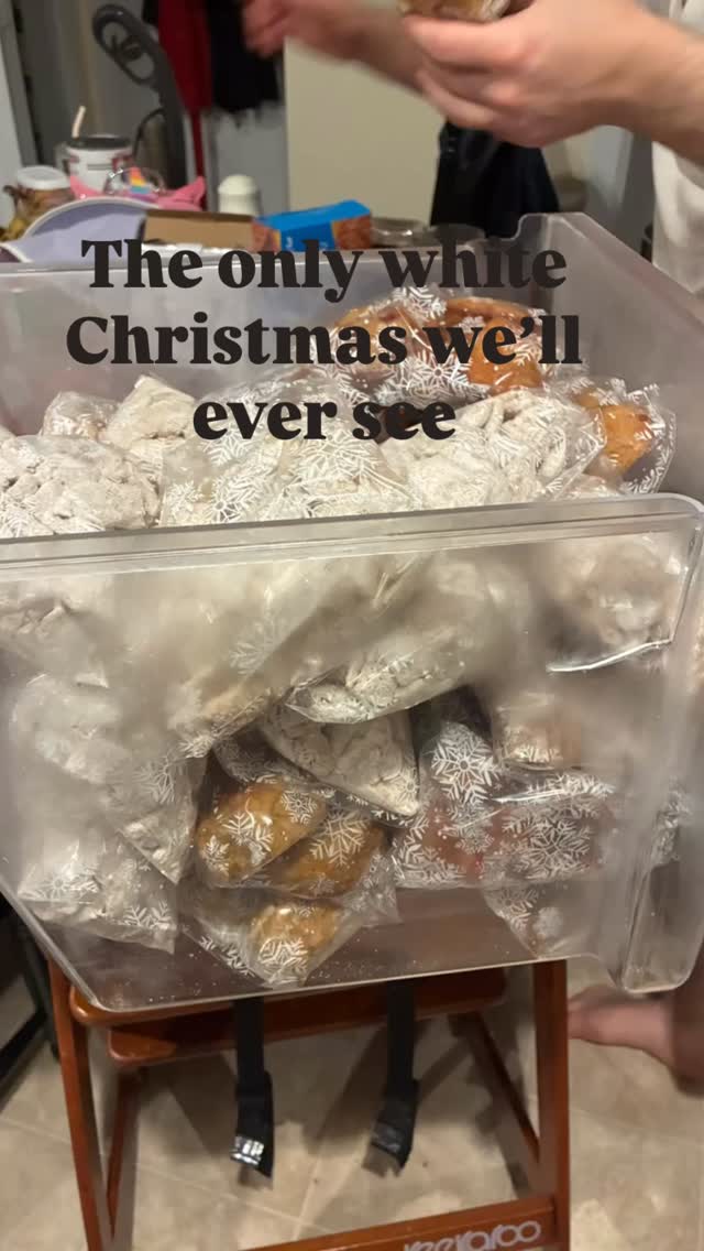 Giving back during the season to the ones that mean the most to our family. Thank you to all my children’s teachers and my teachers!
#pianolessons #violinlessons #pianoteacher #yeahthatgreenville #pianoandviolin #music #piano #lessons #violin #musictheory #christmas #giftbasket #homemade