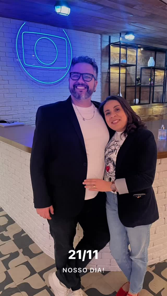 21/11 é o nosso dia.
O dia onde tudo começou. O dia do primeiro encontro, do primeiro beijo, das primeiras impressões.
Não foi o dia onde nós descobrimos que seríamos um do outro, mas é o dia que simboliza o início dessa jornada que, apesar de curta, já sabemos que é aquela que deveria ser.
E o dia que falamos "Obrigado Gugu!" e agradecemos ao universo por cruzar nossos caminhos. Mas pode deixar, Universo! Daqui pra frente a gente sabe o que fazer e não vamos largar um do outro tão cedo!