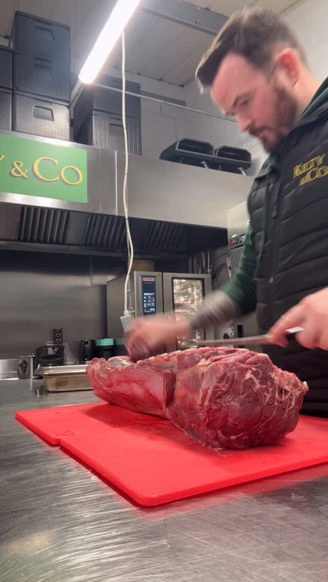 Breaking down a beautiful venison saddle from the legends at @benrigbygame 🦌 supplied by @caterite
Craft, care, and respect for quality produce the Kilty&Co way.
#KiltyAnco #northwest #liverpool #kiltyancoevents #privatedining #privatechef #venison #ButcherySkills #Venison #FieldToFork
