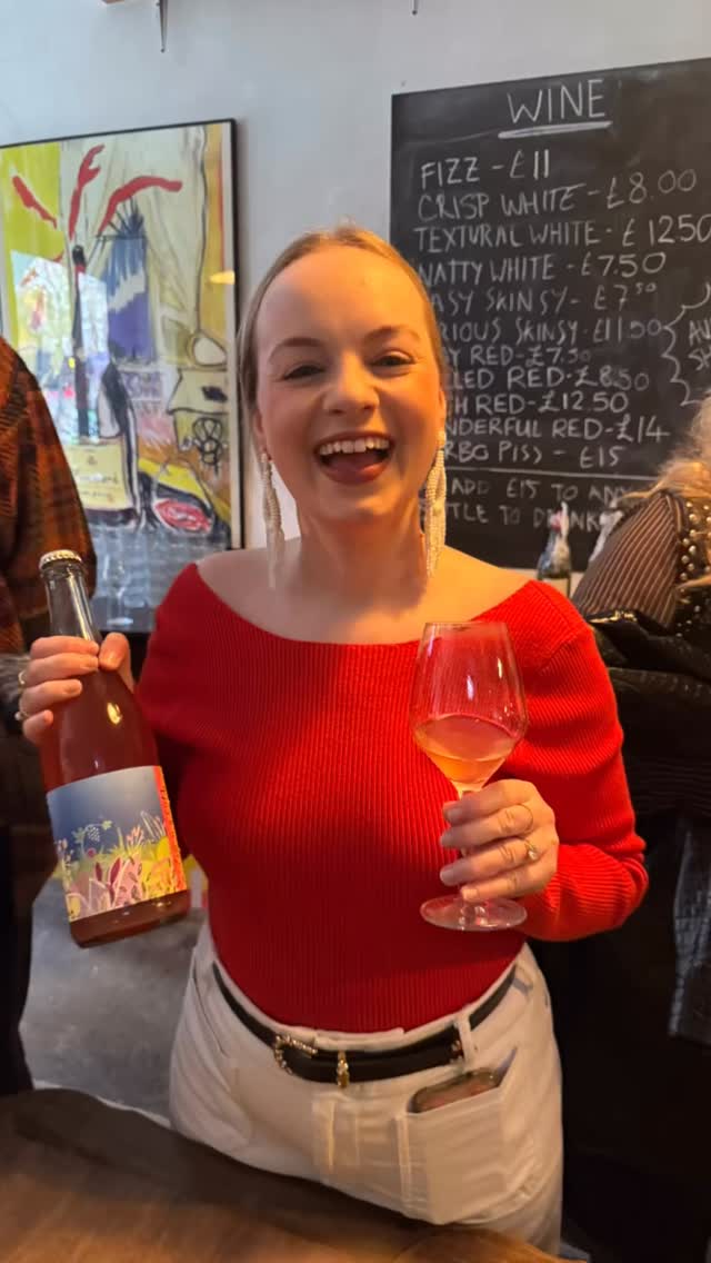 THE FULL ENGLISH 🍷 🍾 🏴 🌈 🦄
Poppin’ caps and a lorra, lorra laughs at Dan’s on the Dalston Riviera last Sunday 😀
Big shout out to Dan, Scarlett and Jaime for putting on the show, the eight other English wineries for taking part and of course the wonderful, engaged, joyous and incredibly well dressed customers who came along to help celebrate our end of vintage par-tay 🥳
And can we please pause for a moment to pay respects to the best wine list in the world 🥊
WINE
fizz
crisp white
textural white
natty white
easy skinsy
serious skinsy
easy red
chilled red
rich red
wonderful red
turbo piss
😎
@dans.ldn @parched.wine @hamstreetwines @mattgregorywines @walgate.wine @sandridgebarton @59vines @westwellwines @uncharted_wines @winesutb @blackbookwinery @lescavesdepyrene @timwildman @lark_and_folly @lost_in_a_field #drinkthe🌈