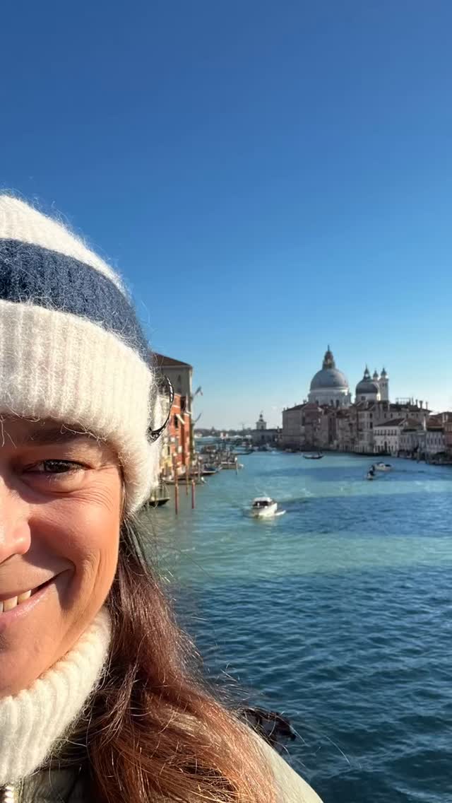 Balancing art & coffee breaks in Venice 😎
#happysunday