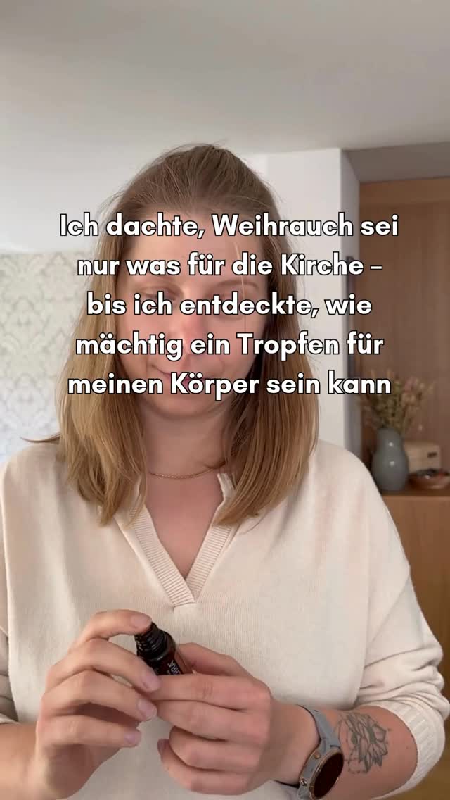 Ein Tropfen – und dein ganzes System macht ein Reset ⤵️
1️⃣ Folge @mindyourchange_by_carmen
⸻
Wenn ich einen Tropfen Weihrauch auf meinen Gaumen gebe,
passiert in Sekunden etwas in meinem Körper:
✨ mein Kopf wird ruhig
✨ mein Atem wird tiefer
✨ ich werde klarer und fokussierter
✨ mein Körper entspannt
✨ und die inneren Entzündungen beruhigen sich
Warum funktioniert das so schnell?
Der Bereich am Gaumen liegt direkt bei dem Teil des Gehirns,
der Emotionen, Stress und Balance steuert.
Weihrauch wirkt dort wie ein natürlicher „Reset“.
⸻
Was Weihrauch für dich tun kann:
🌿 beruhigt dein Nervensystem
🌿 unterstützt deinen Körper bei Entzündungen
🌿 bringt innere Ruhe
🌿 stärkt das Immunsystem
🌿 fördert Fokus & Klarheit
🌿 kann emotional erden und stabilisieren
Es ist eines der kraftvollsten Öle – körperlich und emotional.
⸻
Darum nutze ich es täglich:
Ein Tropfen → sofort mehr Ruhe, mehr Präsenz, mehr bei mir sein.
Es fühlt sich an wie ein „Ausatmen von innen“.
⸻
🔖 Speichere diesen Beitrag,
damit du ihn griffbereit hast, wenn du den König der Öle selbst testen möchtest.
Ich bin kein Arzt. Alles, was ich teile, basiert auf meiner persönlichen Erfahrung und ersetzt keine medizinische Beratung.
#weihrauch #ätherischeöle #entzündungshemmend #gesundheit #wohlbefinden #frankincense