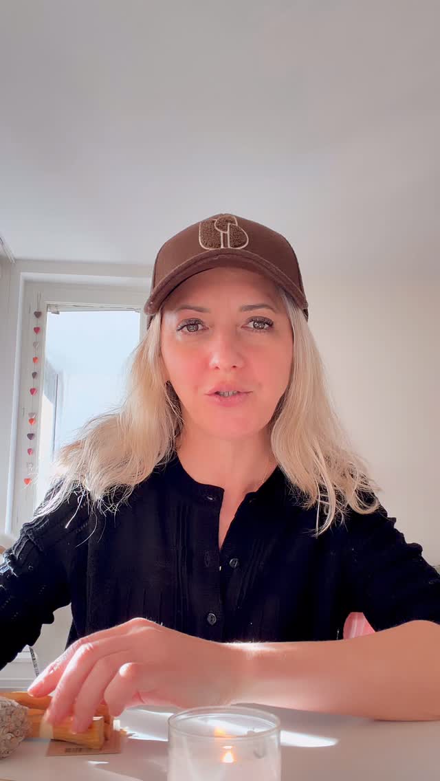 Palo Santo ou Sauge blanche ?
On me pose souvent la question.
La vérité, c’est qu’ils n’ont pas le même rôle.
La sauge agit comme un grand nettoyage énergétique. Elle est idéale après une dispute, un choc émotionnel, une visite pesante, un événement qui laisse une trace lourde dans l’aura ou dans un lieu.
Le Palo Santo, lui, travaille autrement.
Il purifie aussi, mais avec douceur. Il apporte de la lumière, de la sérénité, une sensation de réconfort et de recentrage.
L’un n’exclut pas l’autre.
Ils se complètent, selon ce que vous traversez et ce que vous ressentez.
Dans tous les cas, le rituel est simple :
une flamme (de préférence une bougie), une intention claire, et un passage conscient le long des murs, autour de vous, sur les objets, en adaptant l’intention à chaque pièce.
La seule vraie règle : écouter votre intuition.
C’est elle qui sait ce dont vous avez besoin.
Si vous avez d’autres questions, laissez-les en commentaire ⬇️
#jolisbaumes #saugeblanche #palosanto #protectionenergetique #rituelchamanique