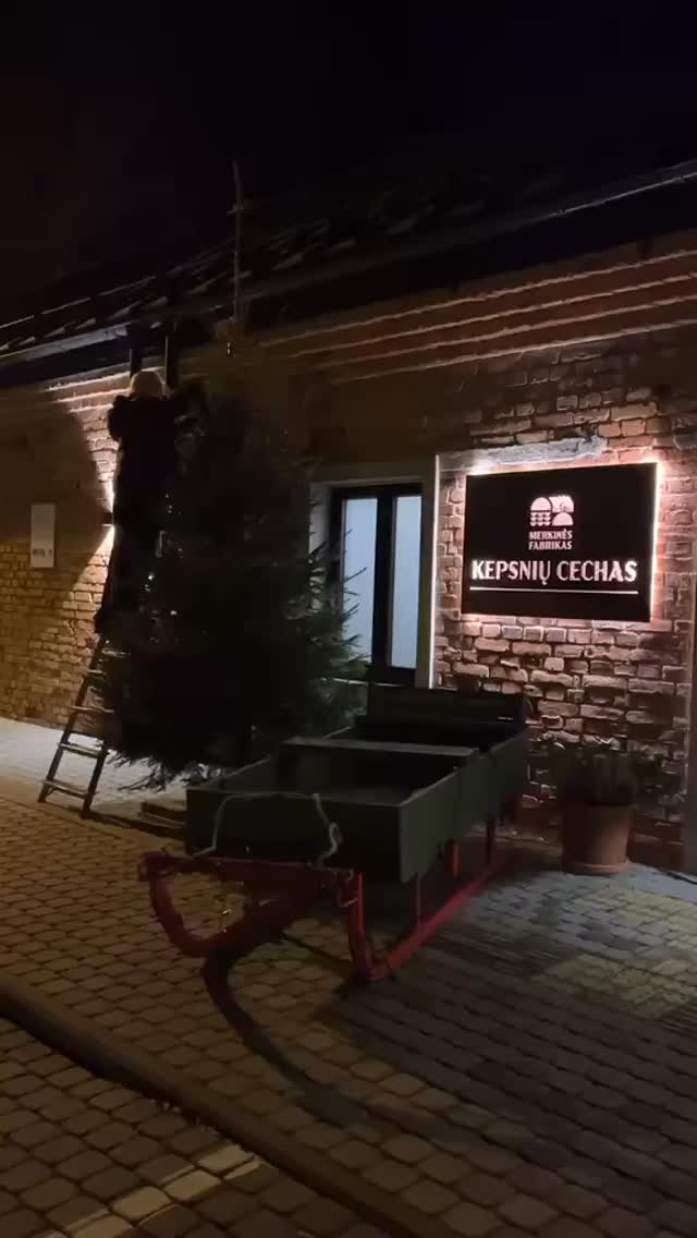 ⭕️ Merkinės fabriko nykštukai pasistengė! Jei jau ieškote kalėdinės dvasios, ji - pas mus ✨🎄
⭕️ O jei ieškote kalėdinių dovanų, jas rasite kasmetinėje Merkinės fabriko mugėje gruodžio 13 dieną, nuo 12:00 🎁