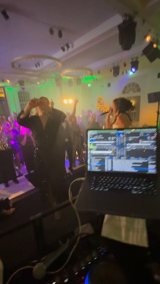 What a party with W&K and their guests at @parcbroekhuizen — a magical Christmas wedding 🎄✨
I had the pleasure of being in charge of the evening entertainment, providing singers, saxophone players, and percussion 🎤🎷🥁
And then… the bride stole the show 👰🏻♀️🔥
Wedding planner & Design: @mrslake_weddings
Film: @theadventureweddings
Foto: @eppelfotografie
Venue: @Parcbroekhuizen
Bloemen: @marshmallow_and_magnolia_
Babs: @mooijenbelofte
Ceremoniemuziek: @dwightdissels
Techniek: @esgro
Stationery:@buro_narratif
Entertainment: @djpetersmit @gio_perc @synga.music @mrsaxmachine @karel.houtzager @saxymrs
Sweets: @angeliqueetman