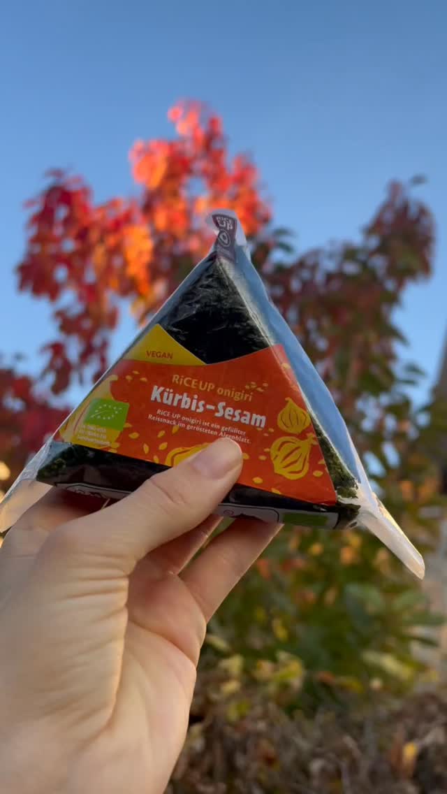 Die letzten goldenen Herbsttage gehören zelebriert 🍁
Und was passt besser dazu als ein Spaziergang, frische Luft – und unser cremiges Kürbis-Sesam Onigiri?
Vegan, bio, handgemacht in Berlin…
und der perfekte Snack für unterwegs, wenn du noch ein bisschen Herbst genießen willst. ✨
Du findest unsere Sushi-Sandwiches in vielen Bio-Läden! Mehr Infos wie immer auf unserer Website.✨
#riceup #onigiri #bioprodukte #biofood #veganfood #veganberlin #healthyfood #snackideas #japanischessen #japanfoodlover #vegancommunity #plantbased #organicfood #berlinfood #herbstgenuss #comfortfood #snacktime #foodlover #foodinnovation #veganlife