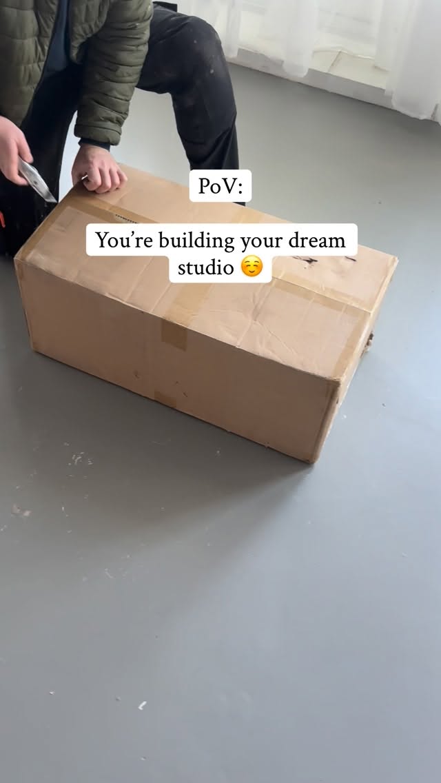 Brand new background roller system added to our studio with 10 new background colors to choose from.
What’s your color?
#pantherstudios #amsterdamphotographer #fotostudio #fotostudiotehuur #daglichtstudio #fotostudioamsterdam #daglichstudioamsterdam