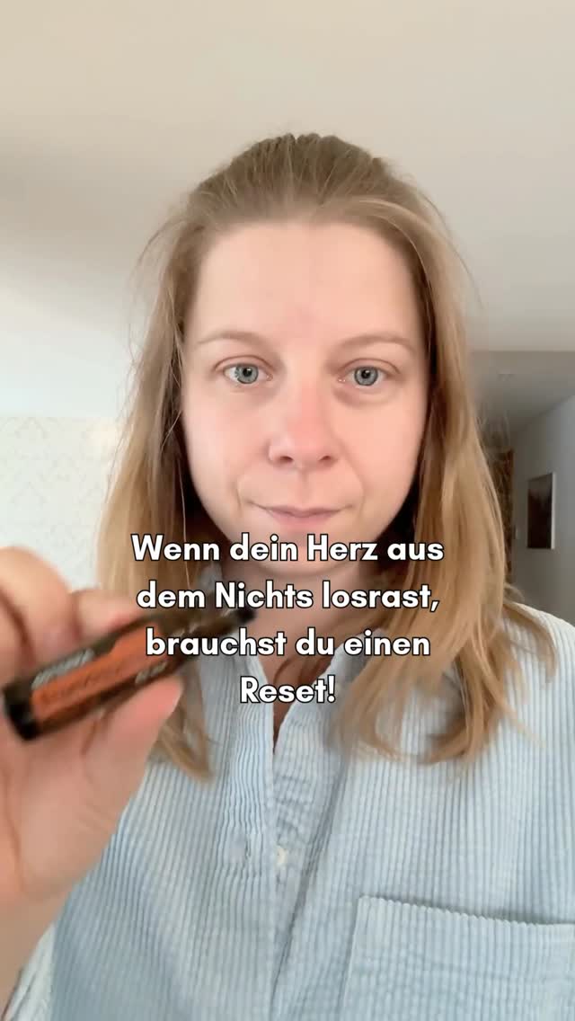 👉 Der Punkt zwischen deinen Augenbrauen – Yin Tang – stammt aus der Traditionellen Chinesischen Medizin.
Er wird oft als einer der direktesten Punkte genutzt, um ein überreiztes Nervensystem zu beruhigen.
Wenn dein Herz rast, deine Brust eng und dein Kiefer angespannt ist
oder du merkst: Es ist gerade einfach zu viel –
dann ist dein System im Alarmmodus.
✨ Genau hier setze ich bei Yin Tang an:
Sanfter Druck oder kleine kreisende Bewegungen auf Yin Tang,
kombiniert mit
- Weihrauch (zentrierend)
- Lavendel (beruhigend)
- Pfefferminz (klärend)
Ein paar Atemzüge reichen oft,
damit mein Körper wieder aus dem Stressmodus rauskommt.
Ich nutze diesen Punkt immer dann,
wenn mein Kopf voll ist,
ich nicht abschalten kann
oder mir alles zu viel wird.
1️⃣ Folge @mindyourchange_by_carmen,
wenn du natürliche Wege suchst, um im Alltag runterzufahren.
2️⃣ Kommentiere „ERDUNG“,
wenn du meine 3 einfachen Tools möchtest, um dein Nervensystem zu beruhigen.
🔖 Speichere diesen Beitrag,
für den Moment, in dem dein Körper wieder schneller ist als dein Kopf.
Persönliche Erfahrung – keine medizinische Beratung.
#selbstregulation #tcm #nervensystemstärken #ätherischeöle #stresslösen #gesundheit #selbsthilfe
