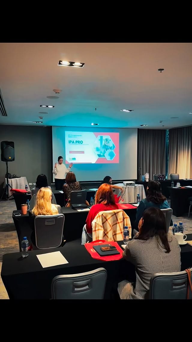 ✨ ¡Arrancamos IPA PRO en Monterrey! ✨
Empezamos entrenamiento con un grupo espectacular, lleno de energía y visión.
Bajo la guía de Katherine Parra, este team llegó con todas las ganas para transformar su práctica desde el día uno. 🧠🚀
¿Te lo perdiste? 👀
Muchísima atención, porque IPA PRO regresa pronto a Chile y México…
Y tú, ¿en qué país te gustaría tenerlo? 🇨🇱🇲🇽✨
#IPAPRO #Fonolatin #Neurodesarrollo #Fonoaudiología #ApraxiaDelHabla #TerapiaDelLenguaje #ProfesionalesDeLaSalud #EducaciónContinua #FormaciónEspecializada #Monterrey #Chile #México