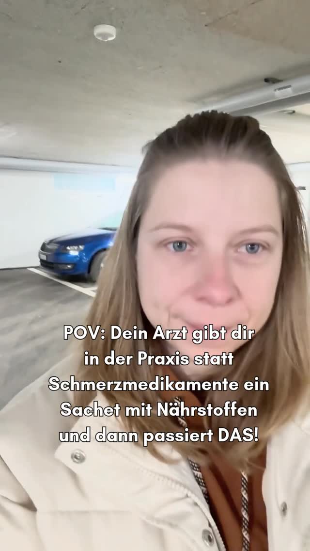 👀 Stell dir vor:
Du sitzt in der Praxis.
Nicht wegen etwas Akutem.
Sondern weil du seit Monaten müde bist.
Dein Körper sich schwer anfühlt.
Du dich eigentlich „gesund ernährst“ –
aber trotzdem nicht richtig in deine Kraft kommst.
Der Arzt hört zu, analysiert deine Situation.
Dann legt er dir kein Schmerzmittel auf den Tisch.
Sondern ein Sachet mit Nährstoffen
und sagt:
„Ihre Ernährung ist nicht das Problem.
Die Versorgung ist es.“
Du runzelst die Stirn.
„Aber ich esse doch frisch, ausgewogen, gesund.“
Er nickt.
Und erklärt ruhig:
Unsere Böden enthalten heute weniger Mikronährstoffe.
Lebensmittel verlieren Nährstoffe durch Lagerung, Transport und Verarbeitung.
Stress, Infekte und Dauerbelastung erhöhen den Bedarf massiv.
Und selbst bei guter Ernährung kommt vieles nicht mehr ausreichend an.
Kein Drama.
Keine Schuld.
Einfach eine Erklärung, die plötzlich Sinn ergibt.
Du verstehst:
Dein Körper funktioniert nicht „falsch“.
Er kompensiert.
So lange, bis er nicht mehr kann.
Nährstoffe sind kein Zaubermittel.
Sie sind Bausteine.
Ein Teil von mehreren Dingen,
die dein Körper braucht, um sich wieder besser zu regulieren.
⸻
1️⃣ Folge @mindyourchange_by_carmen,
wenn du alltagstaugliche Tipps für mehr Wohlbefinden suchst.
2️⃣ Speichere dir diesen Beitrag,
wenn du verstehen willst, warum dein Körper manchmal mehr braucht
als „gesunde Ernährung“.
Persönliche Erfahrung – ersetzt keine medizinische Beratung durch eine Fachperson.
#nährstoffe #gesundheit #wohlbefinden #energie
#selbsthilfe #selbstregulation