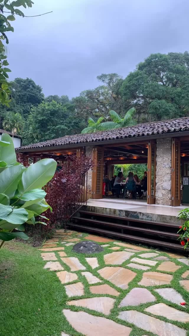 Inspiration — Rio de Janeiro, Brazil 🇧🇷
Rio is where the jungle meets the ocean and the city grows around the landscape rather than over it. Tropical gardens spill down mountainsides, anchored by palms, heliconias, and dramatic philodendrons that seem to grow effortlessly out of stone. Vines wrap around balconies, bougainvillea pours over walls, and textures collide, glossy leaves, sculptural trunks, bursts of color. It’s bold and unapologetically wild, yet somehow refined, a style shaped by the legacy of Brazilian modernist landscape design. In Rio, plants aren’t accessories, they are the architecture. Lush. Expressive. Alive.