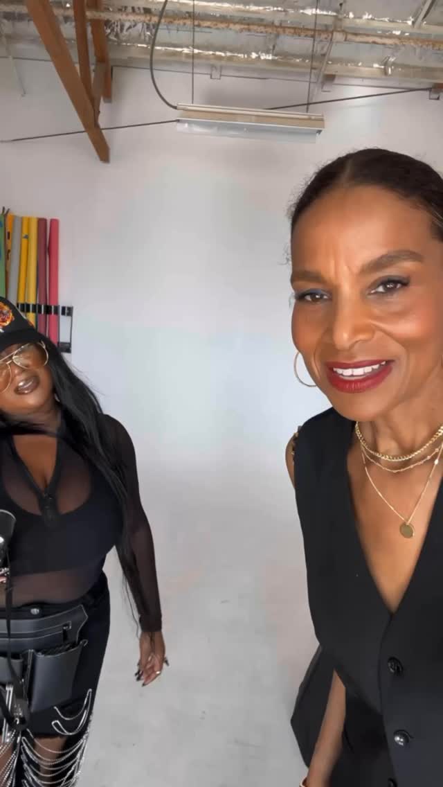 As a founder, I’m always learning, growing, and leveling up. And working with stylist @queenlecia? Pure magic. ✨👑
#photoshoot #brastraps #stylist #womeninspiringwomen #founderlife #fashionaccesories