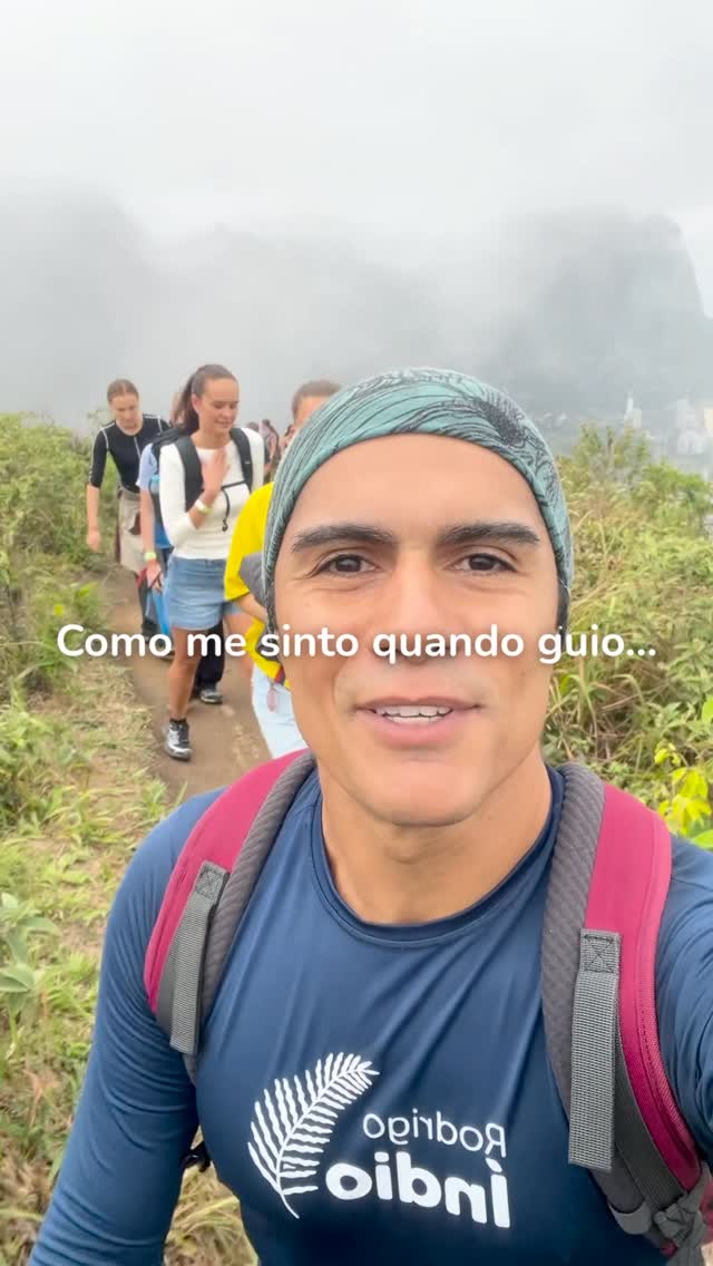 Às vezes, quando estou guiando, me sinto igual o Gandalf em O Senhor dos Anéis.
Não pelo poder, mas pela missão.
É aquela sensação de estar conduzindo pessoas por caminhos que elas nunca imaginaram percorrer. Trilhas que despertam medo, dúvida, silêncio… e depois, força. Eu observo o grupo em silêncio, sentindo o ritmo de cada um, escolhendo o momento certo de falar, de incentivar, de esperar.
Ser guia não é só apontar o caminho. É segurar a energia do grupo. É manter a calma quando alguém quer desistir. É lembrar que existe luz mesmo quando a subida parece longa demais.
E no fim, quando todos chegam lá em cima, cansados, suados, sorrindo… eu entendo exatamente o que o Gandalf sentia.
Não era sobre ele.
Era sobre a jornada deles.
E sobre ter sido parte dessa transformação.
Guiar é isso. Um bastão invisível na mão, e a honra de acompanhar pessoas até lugares que mudam por dentro.
#guiadeturismo #ecoturismo #senhordosaneis #trilhas #caminhada