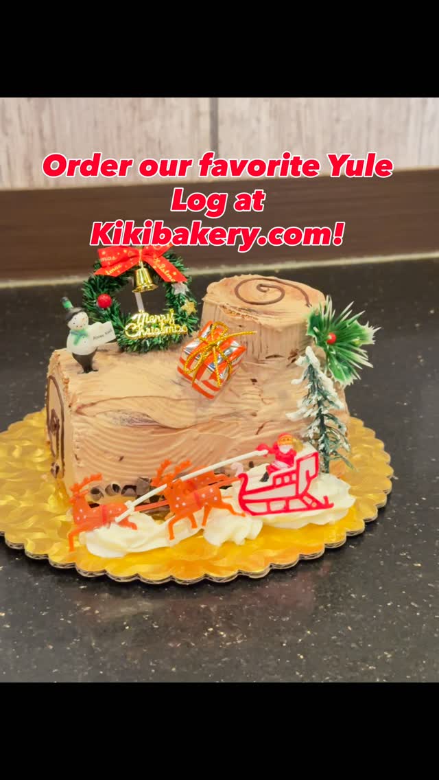 🎄🍫 This is your sign to get a Chocolate Yule Log
Soft chocolate chiffon cake.
Rich, velvety chocolate Nama cream.
Finished with the cutest Christmas details 🎅✨
A classic Bûche de Noël, made light, chocolatey, and perfect for the holidays.
📍 Order now
🌐 Kikibakery.com
📞 (206) 617-7688
Save this for holiday dessert ideas & send it to your chocolate-loving friend 🤍🎄
#KikiBakery #ChocolateYuleLog #BucheDeNoel #holidayreels