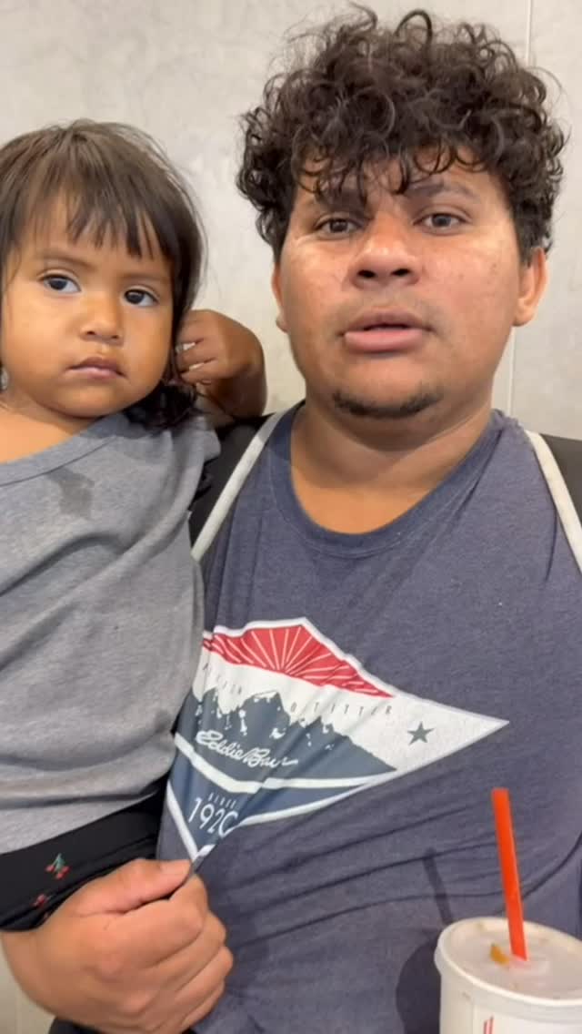 Oscar y familia. Un caso que duele y son muchos así. El tema de las deportaciones divide a las familias y deja en situación muy precaria a los menores. Familias en la calle. Uno de los padres deportados, el otro no puede dejarlos solos. Desesperación. Marginalidad. No puede terminar bien. Podemos hacerlo mejor. Estamos para ayudar. En muchos casos es gente que vivió años en USA y no tienen donde volver. @maelvirasalazar cuando sacamos la Ley Dignidad? Avisanos como podemos hacer que suceda! Vamos que se puede! Gracias al consulado de México en Miami por darnos una mano con los pasaportes!
#deportation #ice #hispanos