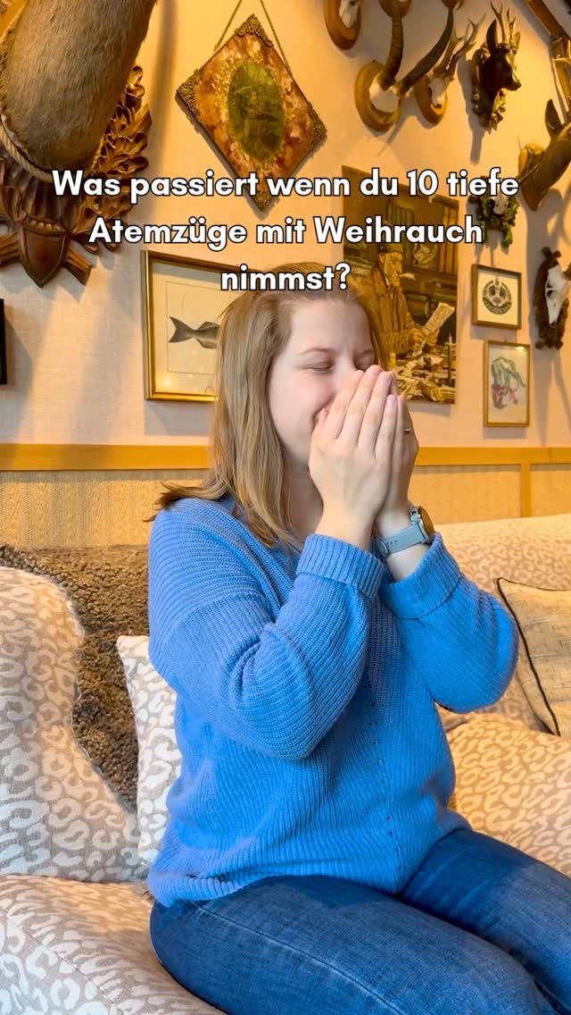 🔥 Was passiert, wenn du 10 tiefe Atemzüge mit Weihrauch nimmst? ⤵️
1️⃣ Folge @mindyourchange_by_carmen,
für Tools, die dein Nervensystem in Sekunden beruhigen können.
2️⃣ Kommentiere „Info“,
wenn du meine kurze Einführung zur Kraft ätherischer Öle möchtest.
Viele kennen Weihrauch als „King of Oils“ – aber kaum jemand weiss, warum das ätherische Öl so stark regulierend wirkt.
Die Wirkung entsteht durch die leicht flüchtigen Moleküle:
✨ α-Thujen
✨ α-Pinen
✨ Limonen
✨ Myrcen
✨ Octyl Acetat
Diese erreichen beim Einatmen direkt das limbische System – den Teil des Gehirns, der Emotionen, Stressreaktionen und innere Balance steuert.
🔬 Was Forschung & Fachliteratur zeigen:
• Unterstützung von Ruhe & emotionaler Ausgeglichenheit
Studien zeigen, dass bestimmte Moleküle aus Weihrauch die neuronale Aktivität im limbischen System modulieren können.
(Frontiers in Pharmacology, 2022)
• Ruhigere, bewusstere Atmung
Eine Untersuchung beschreibt positive Effekte auf entspannte Atemmuster & gesteigerte Präsenz.
(Medical Gas Research, 2018)
• Hintergrundwissen zur Pflanze Weihrauch
Das Harz des Boswellia-Baums enthält Boswelliasäuren, die laut Deutschem Ärzteblatt bestimmte Entzündungswege beeinflussen können.
👉 Diese Säuren befinden sich NICHT im ätherischen Öl, sind aber ein wichtiger Teil des Gesamtprofils der Weihrauchpflanze.
(Deutsches Ärzteblatt, 2002 – „Wie Weihrauch Entzündungen hemmt“)
✨ So machst du die 10-Atemzüge-Praxis:
Gib 1 Tropfen Frankincense in deine Handflächen
Reibe die Hände sanft zusammen und halte sie vor deine Nase.
Atme 10× tief ein und aus – Nase ein, Mund aus.
Nutze eine Affirmation wie:
„Ich atme Ruhe ein. Ich lasse Spannung los.“
oder
„Mit jedem Atemzug werde ich klarer.“
Kurz, simpel, unglaublich wirkungsvoll.
⚠️ Hinweis:
Nur hochwertige, sichere Öle verwenden. Keine medizinische Beratung oder Behandlung.