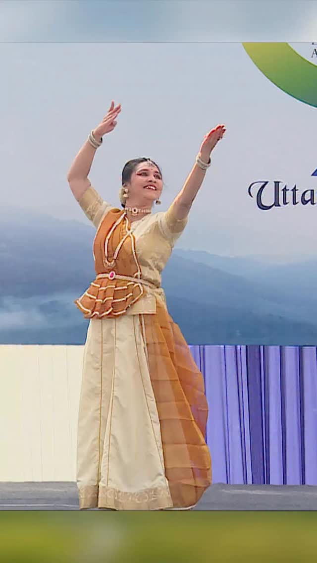 Grace in every glance, rhythm in every step.
Dhanashree Joglekar brought the elegance of Kathak to the stage, a celebration of abhinaya, footwork, and storytelling in motion.
From Iti Nritya, curated by Shalini Rao at #VoW2025.
🎥 Full performance now on YouTube.
#VoW2025 #ItiNritya #Kathak #IndianClassicalDance ValleyOfWords DehradunEvents