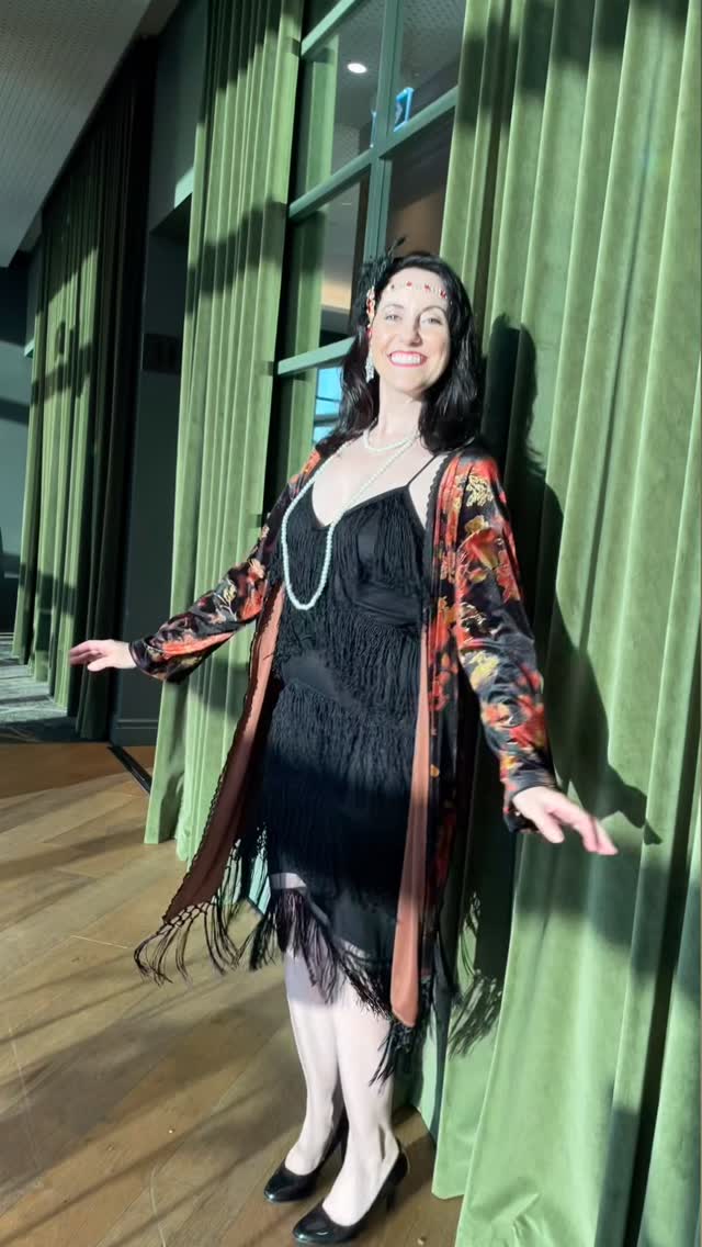 Flapping about, living my best Gatsby gig life at Optus Stadium for Williams Creative last night ✨🎶🥂
#gatsby #flapper #roaring20s #jazzsinger #perthjazz