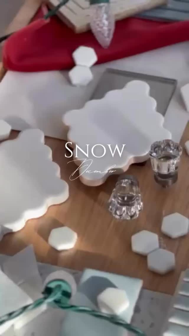 Baby blue and white are cool, fresh & bright! These colors evoke a sunny winters day, and a pop of red brings it all to life ❄️☀️🩵🤍♥️ Clean lines paired with this color palette have a fun, clean aesthetic— and makes for a cheerful space. Especially suitable for a guest bath, child’s bedroom or playroom, or even a playfully inviting kitchen.
#riinteriordesigner
#letitsnow
#babyblueandwhite