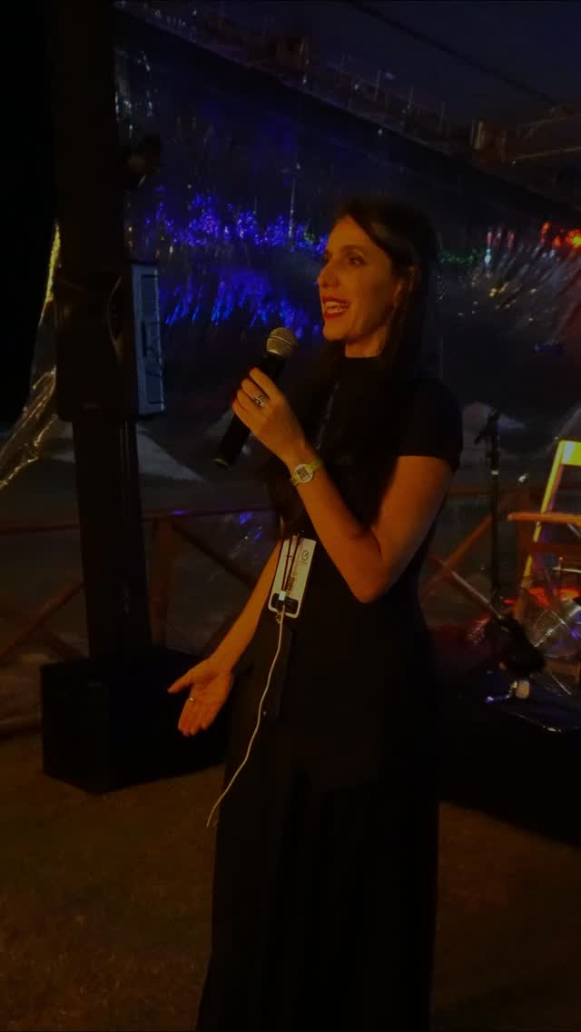 Você sabia que escolher um tema para seu evento pode transformar a experiência de quem participar dele?
Quando o tema ganha vida, o evento vai além da proposta estética e se torna uma experiência divertida e memorável, que aproxima o público, fortalece as relações comerciais, cria pertencimento e gera conexões incríveis! 💫
💼 É possível construir uma narrativa especial para sua festa se alinhar a cenografia ao propósito da marca, se definir cardápios que entregam a experiência completa como também escolher o melhor traje, atrações musicais e experiências intrativas.
.
Só é possível realizar essas etapas com eficiência, quando se tem experiência e o domínio de cada passo.
Se você deseja realizar um evento temático que encante, comunique e gere resultados reais, posso te acompanhar em cada detalhe! 🤝
Confira o Link na Bio e conte com minha assessoria e dê vida a suas ideias ↴
Luane Bittes
Assessoria em Eventos, Viagens e Cerimonial.
@luanebittes.eventos
📲 (61) 99995-2860 | WhatsApp
🌐 http://www.luanebittes.com.br