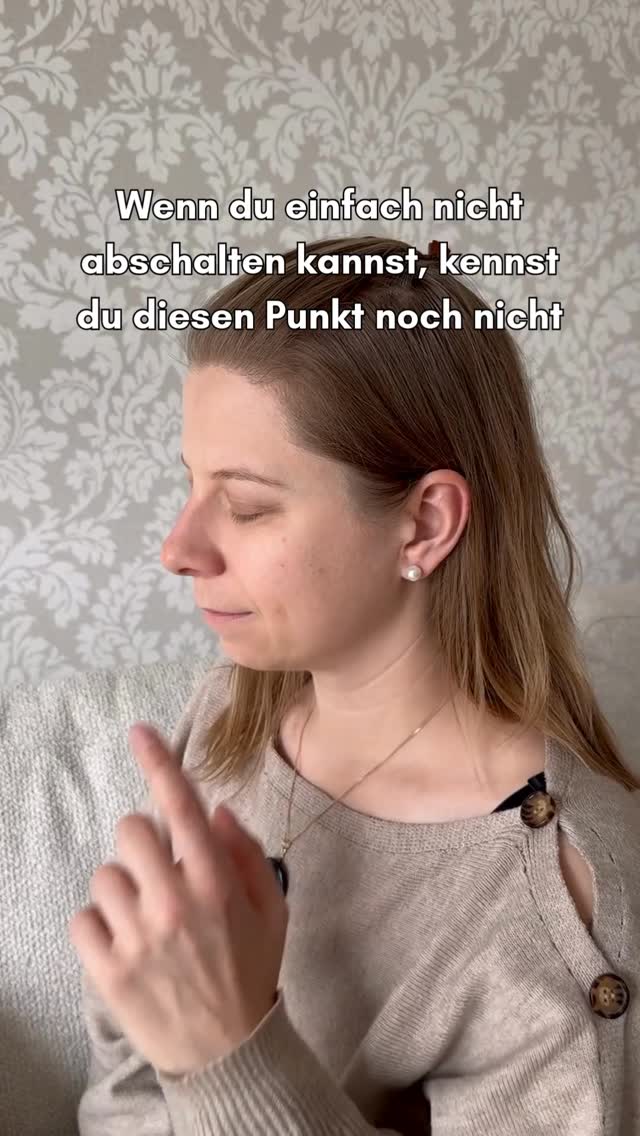 Hier lesen - und wieder entspannen ⤵️
1️⃣ Folge @mindyourchange_by_carmen
für klare Tools, die Kopf & Körper beruhigen.
Wenn du einfach nicht abschalten kannst –
egal ob tagsüber, zwischendurch oder spät am Abend –
liegt das selten an Willenskraft.
Oft steckt ein Nervensystem dahinter,
das zu lange im „On-Modus“ festhängt.
In der TCM gibt es einen Punkt am Ohr,
der seit Jahrhunderten genutzt wird,
um genau dieses innere Überdrehen zu beruhigen:
🌙 Shen Men – „Tor der Götter“
📍 an der Spitze der dreieckigen Vertiefung im Ohr
Er wird traditionell angewendet, um:
• Stress & innere Unruhe zu lösen
• Gedankenkarussell zu beruhigen
• emotionale Anspannung zu reduzieren
• den Körper aus dem Überlastungsmodus zu holen
• Stimmung & Klarheit zu stabilisieren
Viele spüren schon nach kurzer Zeit,
wie Kopf & Brustraum weicher werden.
✨ So nutzt du Shen Men:
• 30–60 Sekunden sanft drücken
• ruhig atmen
• Schultern loslassen, Kiefer entspannen
Für tiefergehende Wirkung:
Bergamotte – wirkt gleichzeitig beruhigend und aufbauend.
Ein Tropfen auf den Punkt oder in der Hand inhalieren
kann die Entspannung zusätzlich unterstützen.
🔖 Speichere diesen Beitrag,
damit du den Punkt sofort findest, wenn du wieder im Kopf festhängst.
🫶 Persönliche Erfahrung, keine medizinische Beratung