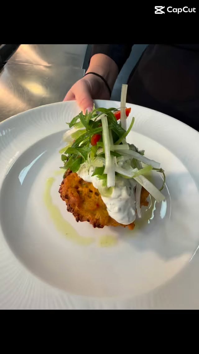 Old Elizabethans annual reunion dinner at QE2 school last night! @gebarnet1573 Cauliflower bhaji to start, followed by Roasted Chicken breast with DG’s amazing chive mash! Apple, blackberry and ginger nut crumble tart for dessert. Delicious 😋 #summerwedding #weddingcatering #outsidecatering #greatchefs #eventplanner #outdoorcatering #outdoorevents #tipiwedding #marqueewedding #corporatecatering #outsidewedding #catering #hertscatering #bedscatering #buckscatering #foodtastings #corporateevent#2026wedding #2027wedding
