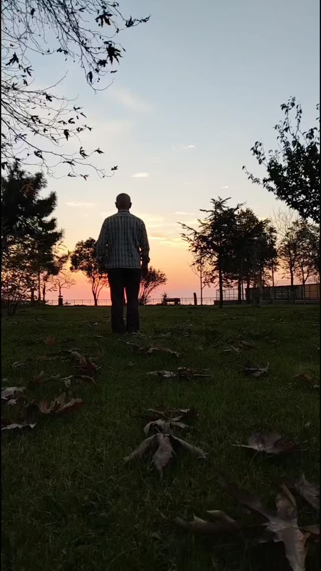 İnsan nedir?
Erich Fromm "İnsan doğanın ucubesidir! "
demiş örneğin. Ben, dünya ve özelimizde şu güzel ülkemizde tahammülü zor, iktidar sahiplerinin sürekli kötülük halleri ve çoğunluğun bu kötülüğe boyun eğmesini gördükçe tepem atıp, "insan arızalı varlık" derim. Çünkü ezmeyi, sömürmeyi ve buna maruz kalan çoğunluğun ses çıkarmamasını, boyun eğmesini insana yakıştıramam.
Sınıflı toplumların oluşumu ile başladı bu kötülük, tahripkar süreç. Tarih insanın kendi türü içinde bir mücadelelerin kaydıdır. Aslında bu kayıt bile sınıfsal. Olan biteni kim anlatıyor, kim kayda alıyor?
Sonra kızgınlığımı dindiren insanlık birikimleri ile temas kurarım, içim ısınır, gönlüm coşar, gözüm sevgiden yaşarır. Örneğin, bir Bach çıkarmıştır bu arızalı dediğim tür .
Tahakküme başkaldırının en güzel örneklerini ve bu sürecin ayrılmaz parçası muhteşem, hayranlıktan kendimizi alamadığımız sanat eserlerini
Tai Chi Chuan gibi çok rafine bir miras bu türün üretimidir. 2020 yılında UNESCO tarafından "Maddî olmayan kültürel miras" ilan edildi Tai Chi Chuan. Tıp alanında da artık kanıta dayalı uygulama olarak reçete edilmekte bir çok rahatsızlık için. Geçtiğimiz 28-30 Kasım günlerinde İzmir GETAT Derneği organizasyonu Tamamlayıcı Tıp Kongresi'nde bir sunumum oldu.
İnsan potansiyeli her anlamda yüksek bir varlık. Biz iyiliğe yönelelim. düşünmek yetmez, harekete geçelim.
Ve gün batımının güzelliğini kimse yok edemez, o paraya tamah edip, ülkeyi talan eden yüzde birlik arsız azınlık bile.
@izmir.getatdernegi
#taichi #meditasyon #sağlık #denge #tao #izmirgetatderneği