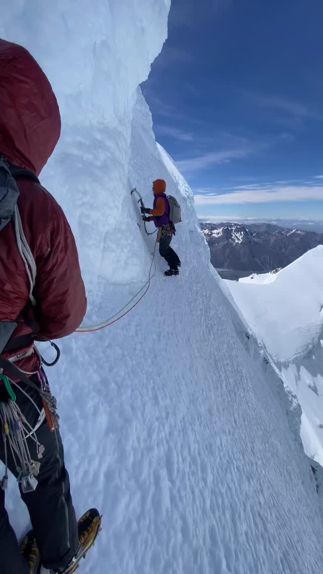 Top time on Tasman with @joefla4 and @tomripleyguiding. Some high quality alpine ice on the Balfour face here with views to Aoraki/Mt Cook behind. Pretty surreal climbing icy peaks while also being able to see the ocean (not in shot).
@mountainequipment
@lasportivauk
@britishmountainguides
@ifmgaofficial