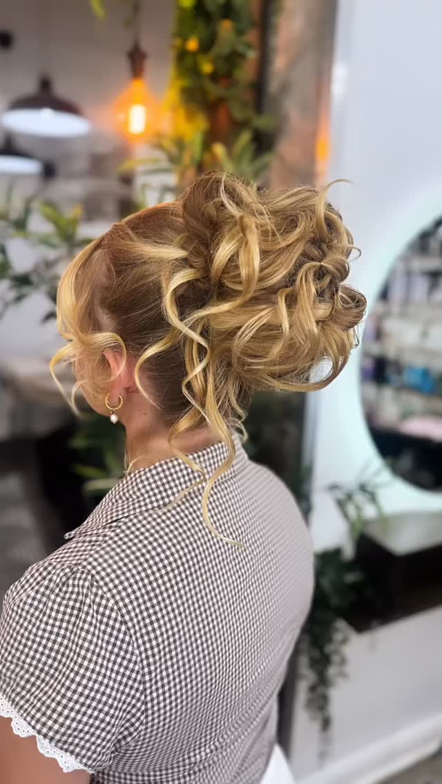 Annnnd that’s a wrap for the School Formals for the year! 🌸
*
*
*
#sucasahairartistry #sucasahair #hairstyling #upstyles #hairstylist #hairofinstagram #hairinspo #newcastlensw #hair #schoolformal