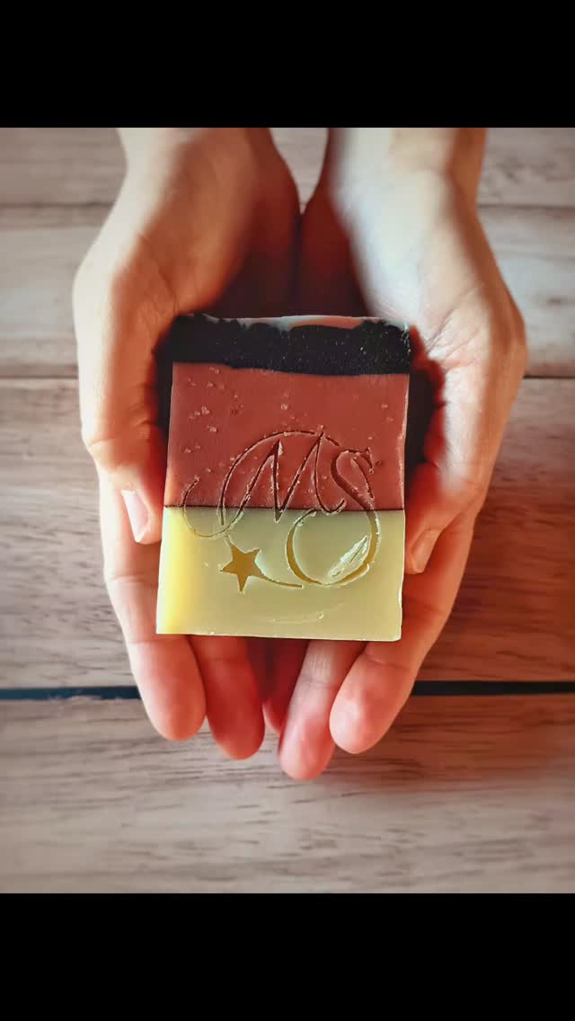 ✨️ Naturel et beau ✨️
Qui a dit que le naturel était forcément moche?
#saponificationàfroid #faitmain #artisanefrançaise