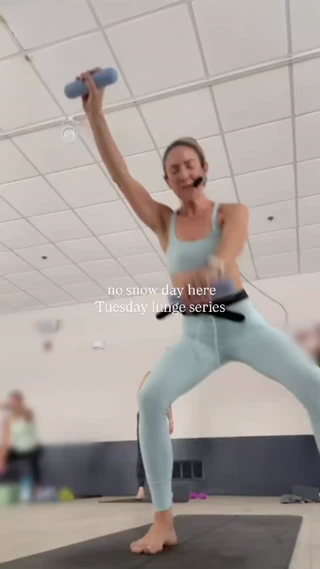 The snow didn’t stop us today! Try this and tell me your glutes aren’t on fire 🔥
- squat step outs
- split squat, stepping back foot forward/back
- split squat pivot to sumo squat
- sumo squat heels up, stand
2-3 pounds weights will get heavy fast!
#yogasculpt #bootyburn #workoutinspo #clevelandyoga #strengthandsculpt