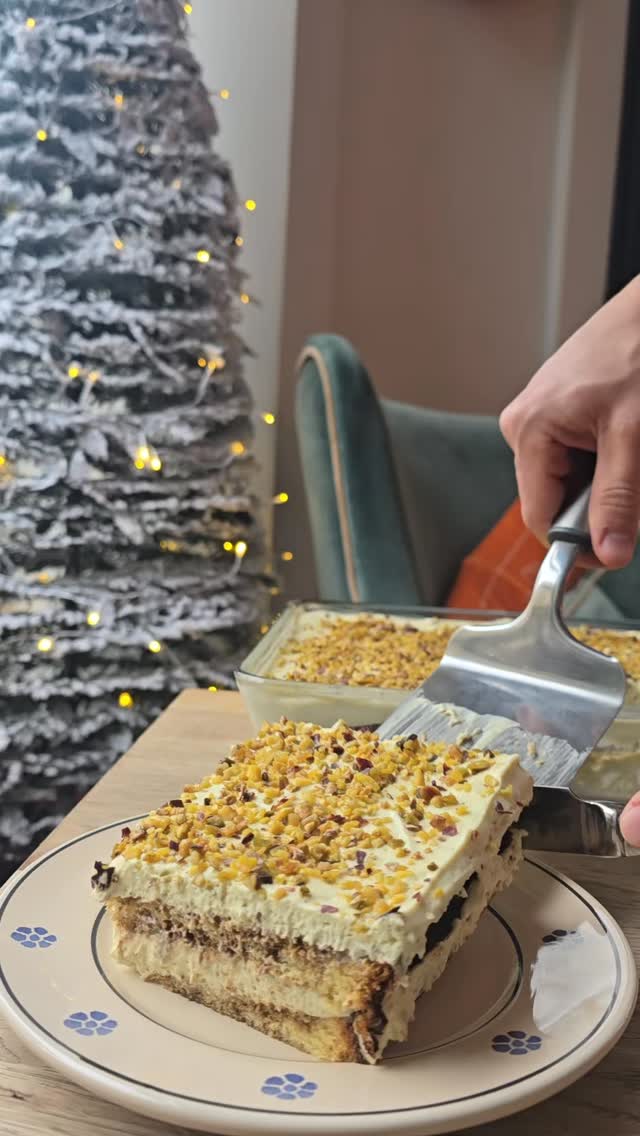 Warning: this Pandoro pistacchio tiramisù disappears faster than you can say Buon Natale 🎄💚
#pandoro #pistacchio #tiramisu #pandoropistacchio #italiandessert #christmasdessert #festivesweets #italianfood #italianpastry #reelsitalia #zurichfood #zurichdesserts #labottegadelsalotto #buonnatale