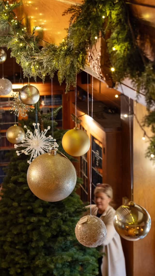 HOLIDAY SPARKLE: A WEEKEND OF GIVING AND GLAM.
The Langara Room sparkled!! A chic, modern transformation into an elegant space where Hollywood was met with the warmth of the season. It was both glamorous and inviting and included a stunning Christmas tree by @huntersgdnctr generously decorated with layers of lavish ornaments from @pottersdotca as the focal point along with a captivating seating area by @cfinteriordesign, inviting piano melodies courtesy of @tomleemusiccanada and beautiful greens and florals from @shopfullerflowers. Soft, ambient lighting enhanced the room’s festive mood, while mixed metals and a combination of luxury finishes dazzled guests.
Charyle combines her passion for creating beautiful, sumptuous spaces with her belief in the power of community and giving back. “Holiday Sparkle” reflects her desire to bring people together in an environment that feels both upscale and warm, where guests can enjoy a weekend of celebration while contributing to a meaningful cause.
Photography @pineconecamp