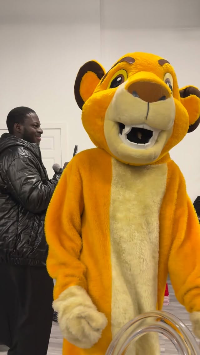 Simba made a surprise appearance tonight!🦁✨🎉🌳⛅️
#simba #lionking #kidsparties #kidsentertainment #kidsevents