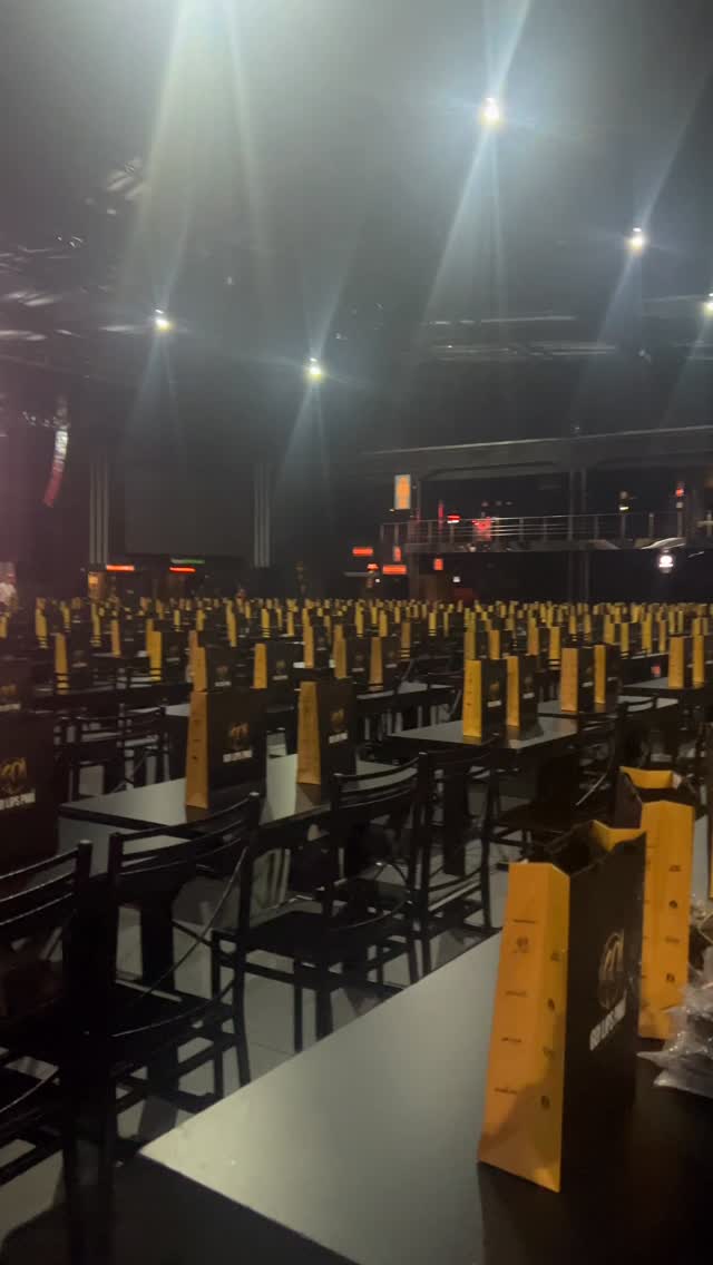 Eu sinto um arrepio quando lembro que era pra ser um encontro de alunos em uma sala de hotel e se transformou no maior e mais desejado congresso de micropigmentação da América Latina, se não é Deus comandando tudo isso eu não sei o que é.
Ele é infinitamente misericordioso