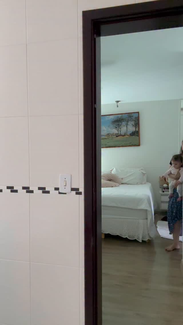 Desculpa decepcionar, meninas, mas isso aqui é só uma brincadeira para mostrar que, na vida real, muitas vezes o que dá para fazer é lavar o rosto e seguir a vida sem drama nenhum.
Tem dia que a gente até arrisca um corretivo, um blush, um batom… e está ótimo.
E tem dias que a única coisa que vai acontecer é água no rosto mesmo, e tudo bem também.
A vida possível é muito mais gentil do que a vida perfeita.
Espero que vocês sempre se lembrem disso nos dias caóticos, porque eu certamente lembro. 💛
Envie para uma amiga querida.
#maternidadereal #maternidadeconsciente #autocuidado #psicologiamaterna #atençãoplena #vidareal #sermãe