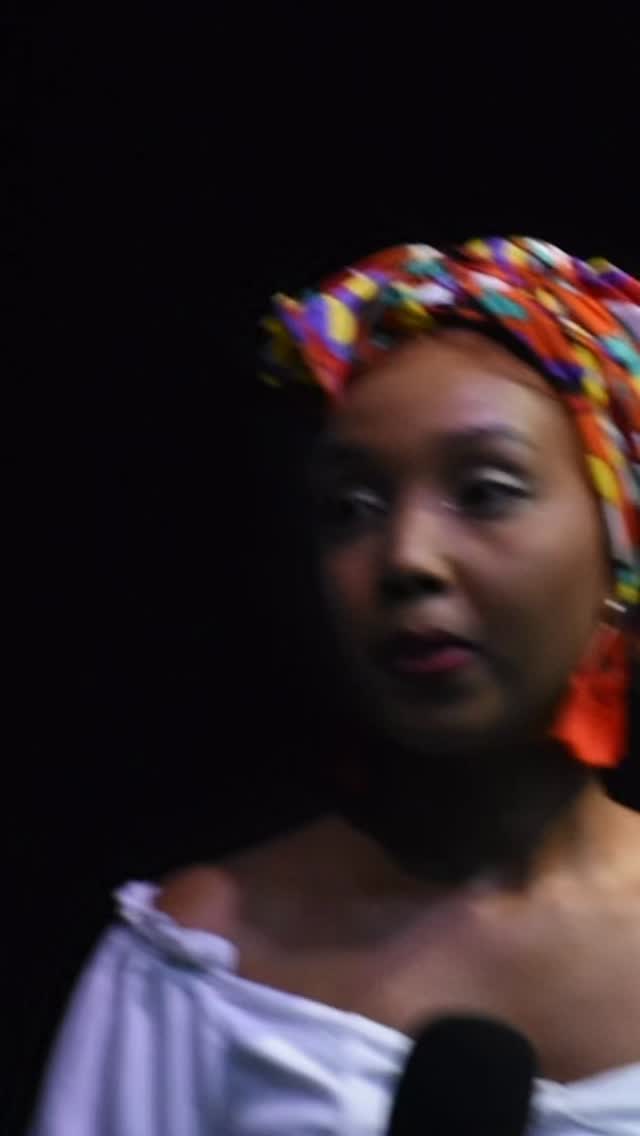 La Asociación de Afrodescendientes Nelson Mandela – ASAFRONELMAN agradece el apoyo de la Dirección de Comunidades Negras del Ministerio del Interior y de la Vicerrectoría de Investigación de la Universidad del Magdalena, aliados estratégicos para la implementación de acciones que promueven la justicia de género, la equidad racial y la protección de los derechos de las mujeres afrodescendientes. En el marco del 25N – Día Internacional de la Eliminación de la Violencia contra la Mujer, desde la Asociación de Afrodescendientes Nelson Mandela – ASAFRONELMAN realizamos el Festival Afrosegura 2025, un espacio de encuentro, reflexión y expresión cultural para la prevención de las Violencias Basadas en Género que afectan a las mujeres afrodescendientes.
A través del diálogo, el arte y la organización comunitaria, fortalecimos la estrategia #MujerAfrosegura, con acciones como:
🎙️ Lanzamiento del podcast comunitario MujerAfrosegura
🗣️ Conversatorio en prevención de VBG
💃🏾🎭🎨 Danza, teatro, poesía y música afro
🎨 Develo del mural “Mujer Afrosegura”
Seguimos tejiendo redes de cuidado, resistencia y dignidad para una vida libre de violencias. ✊🏾💜
📍 Centro Cultural Magdalena – Sala Roberto Linero
📅 12 de diciembre
#FestivalAfrosegura2025
#25N
#MujerAfrosegura
#MujeresAfrodescendientes
#NoMásViolencias
#ASAFRONELMAN
#ArteParaTransformar
#JusticiaDeGénero
#JusticiaRacial