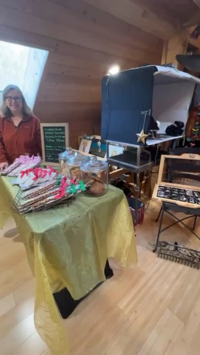 Looking for something fabulous to do this weekend? Come to Studio Sunday 1554 Churchill Dr today only 10-4!
Featuring @bmcharmed @slow.botanicals and @ollieotterbakery! Silver jewelry, skin care, baked goods and more!
I have my hand blocked printed organic cotton linens, fine art prints framed and unframed! The favorite of the season are my 4ct handkerchiefs (great stocking stuffers).
See you there!